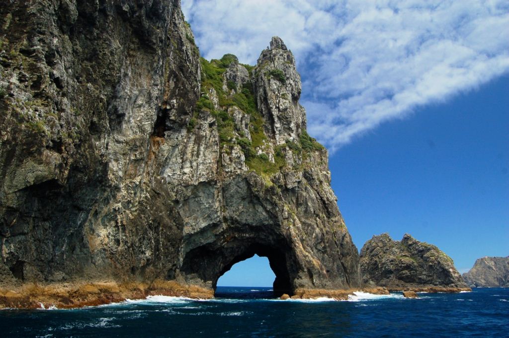 Hole-In-The-Rock-In-The-Bay-Of-Islands-New-Zealand-Credit-Wikimedia-Commons-1024x681